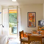T2 Avec Loggia, Proche Et Commerces, Parking Inclus - - Fr-1-251-521